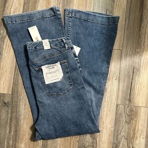 NWT Good American Good Legs Flare Fit Denim Jeans